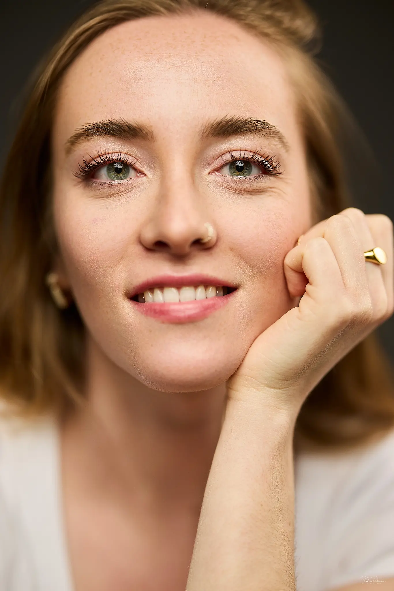 Portrait femme gros plan visage souriant yeux verts lumineux — Photographe portrait femme Dol-de-Bretagne, Saint-Malo, Ille-et-Vilaine