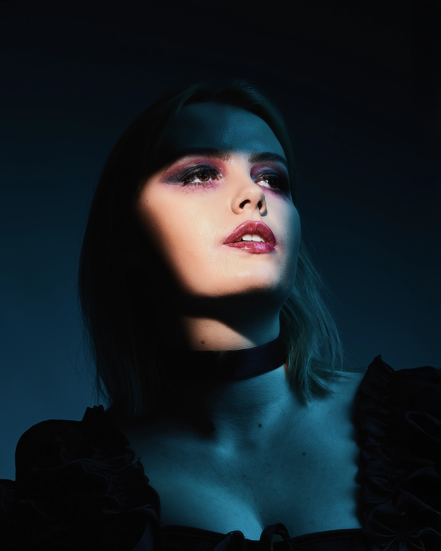 Portrait femme artistique lumière bleue dramatique maquillage intense — Photographe portrait femme Dol-de-Bretagne, Saint-Malo, Ille-et-Vilaine