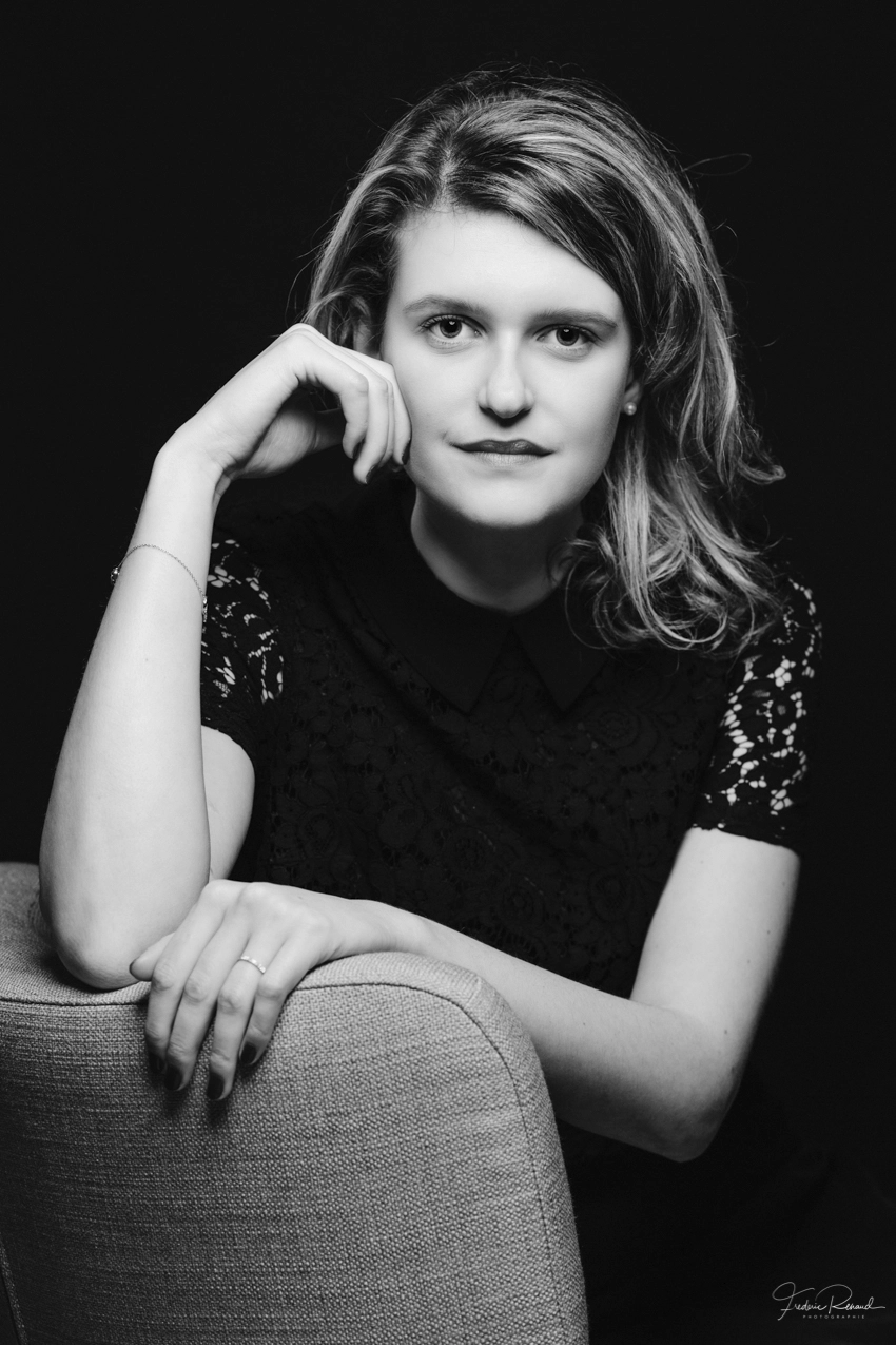 Portrait femme noir et blanc pose assise fauteuil regard intense — Photographe portrait femme Dol-de-Bretagne, Dinan, Ille-et-Vilaine