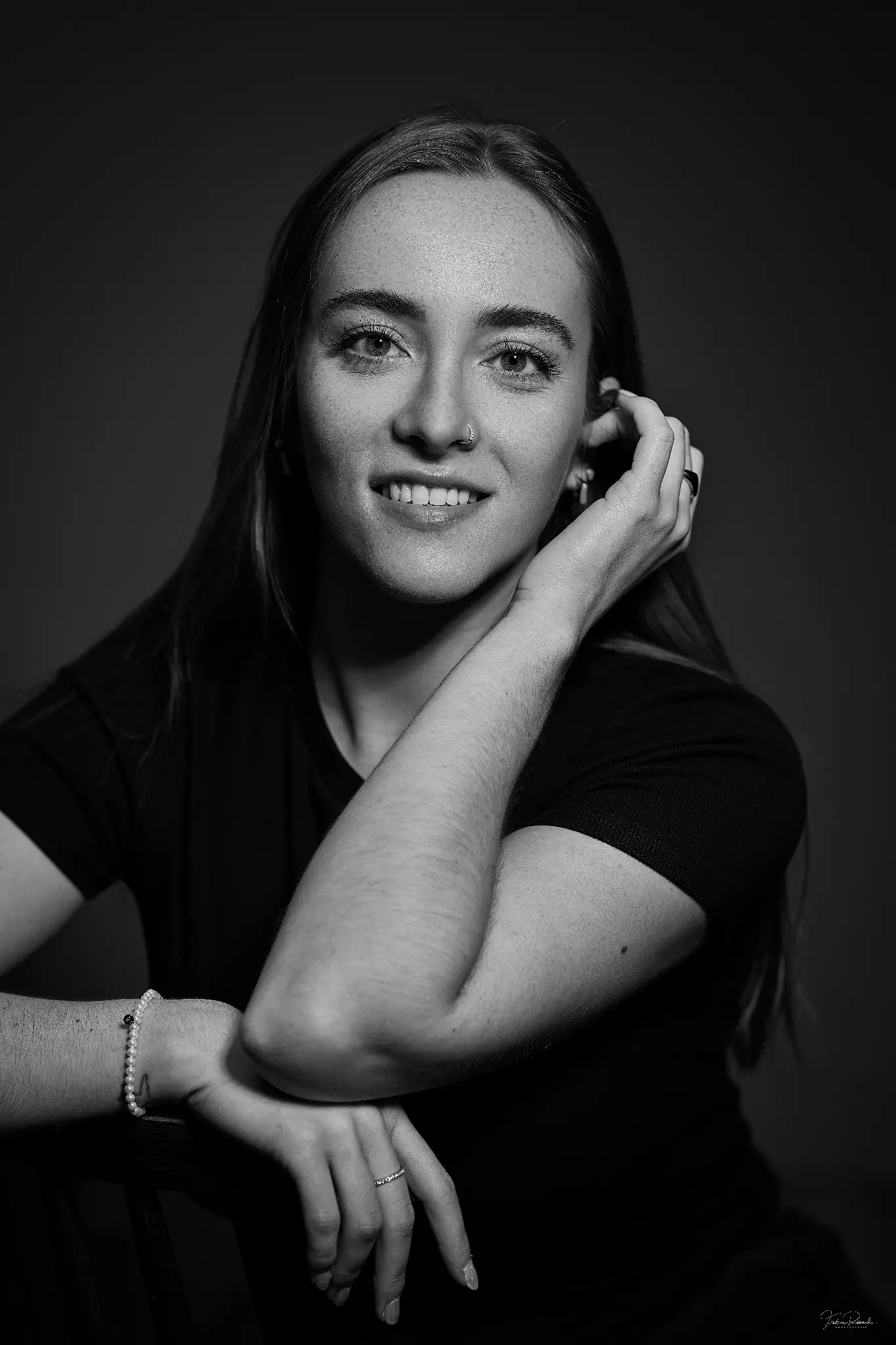 Portrait femme noir et blanc sourire naturel pose décontractée — Photographe portrait femme Dol-de-Bretagne, Combourg, Ille-et-Vilaine