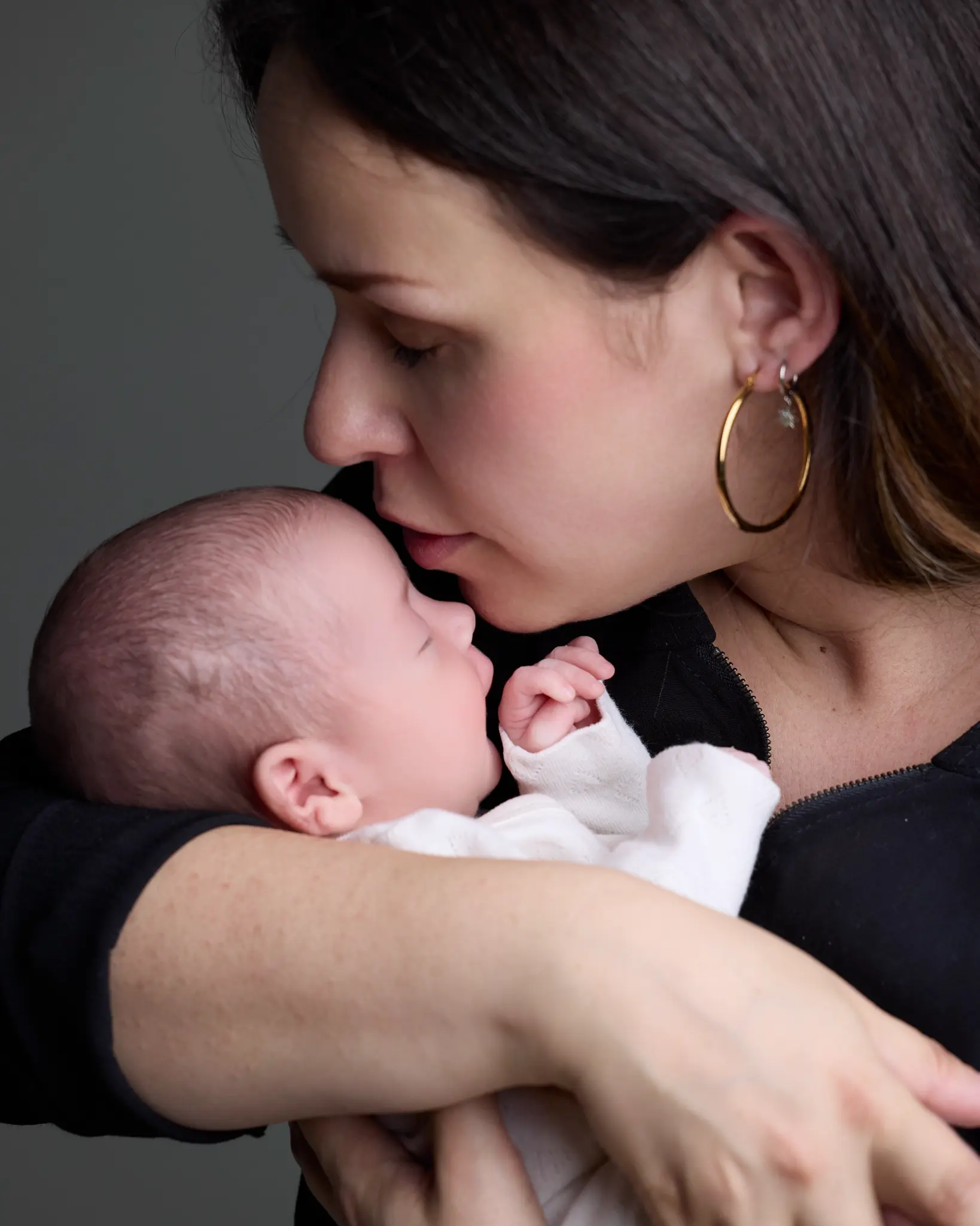 Portrait maman tenant son nouveau-né dans les bras au studio — Photographe naissance Dol-de-Bretagne, Combourg, Dinan