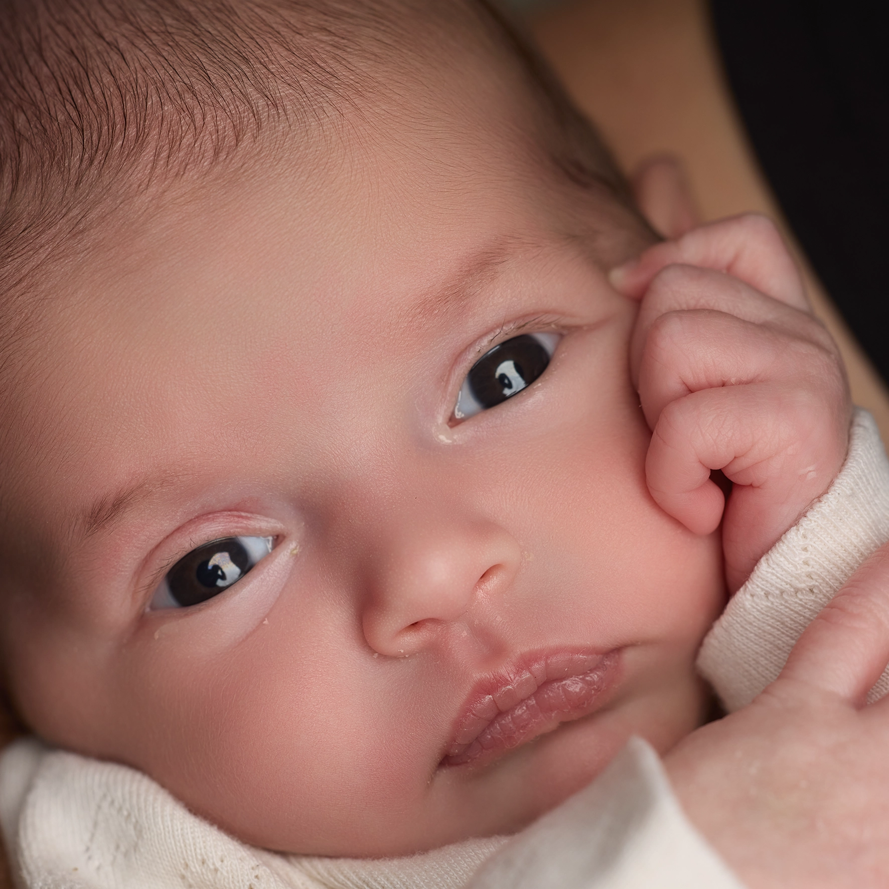 Portrait nouveau-né en gros plan au studio — Photographe naissance et maternité Dol-de-Bretagne, Ille-et-Vilaine